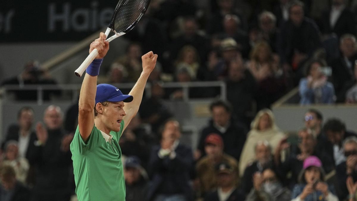 You are currently viewing जोकोविच का फ्रेंच ओपन 2025 में 25वें ग्रैंड स्लैम का सपना टूटा, 23 साल के सिनर से सीधे सेटों में हार कर हुए भावुक – कहा ‘शायद यह मेरा आखिरी मैच था’