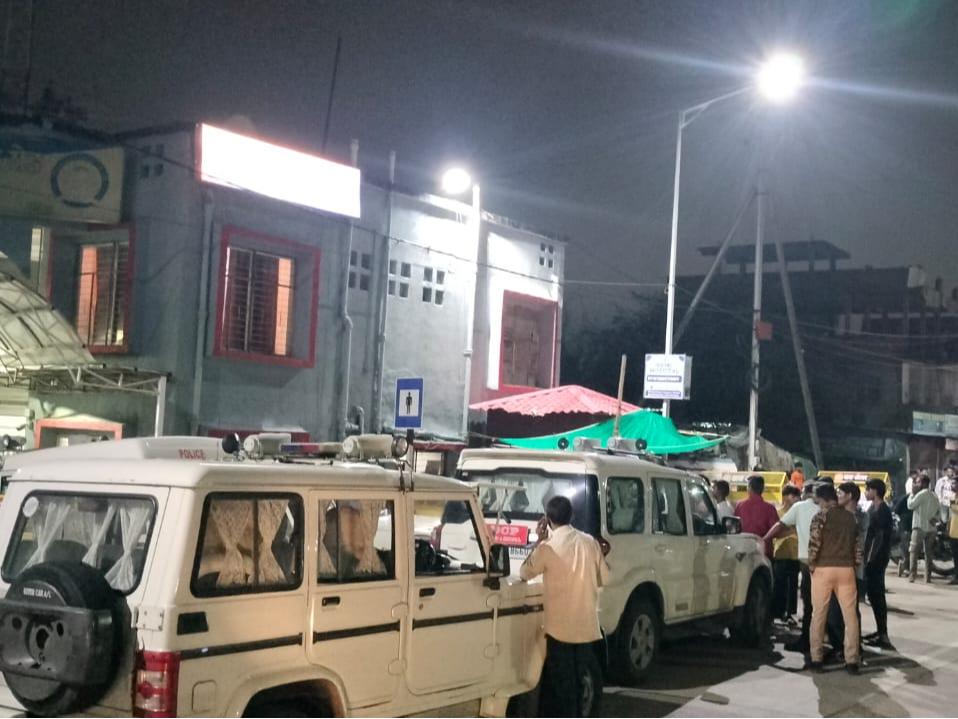 You are currently viewing भोपाल में खौफनाक हत्या की वारदात: पंचायत के दौरान फायरकर्मी के सामने छोटे भाई की चाकू से गोदकर हत्या, लड़की को लेकर दो गुटों के विवाद ने ली जान!