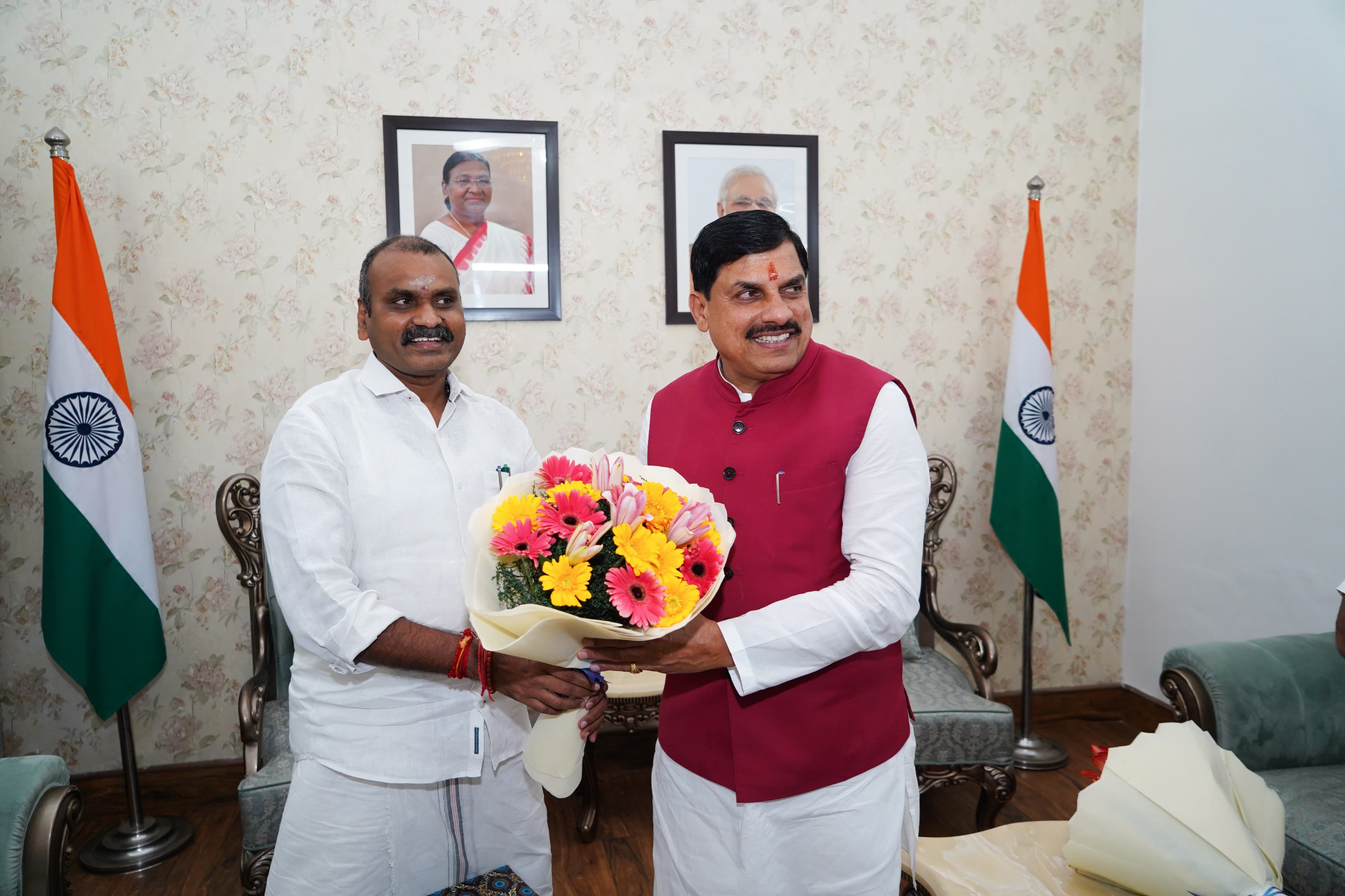 You are currently viewing दिल्ली में CM मोहन यादव की तिकड़ी वार्ता: आकाशवाणी केंद्र, रेल कोच प्लांट और सोलर मिशन को मिली मंजूरी, MP में आई विकास की बयार!