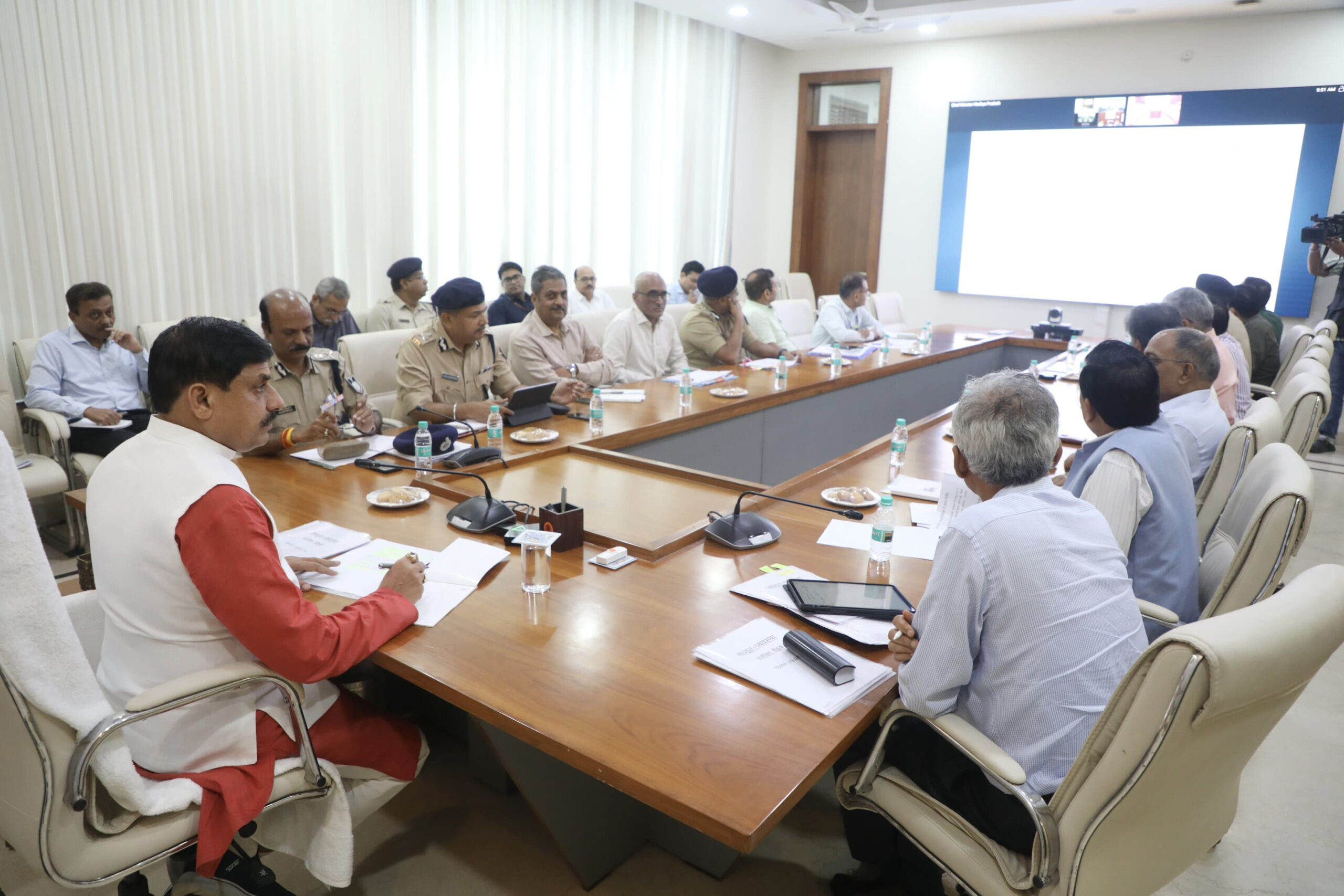 You are currently viewing अपराध नियंत्रण पर CM मोहन यादव सख्त, कहा – ‘अपराध कोई भी हो, कार्रवाई त्वरित हो’; नक्सल क्षेत्रों में जन विश्वास की बहाली पर भी दिया ज़ोर!