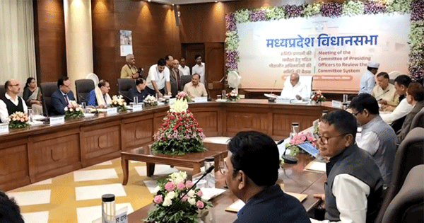 You are currently viewing सात राज्यों के विधानसभा अध्यक्षों की ऐतिहासिक बैठक: समितियों की कार्यप्रणाली को मजबूत करने पर हुआ मंथन, नरेन्द्र सिंह तोमर ने रखे अहम सुझाव!