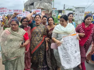 Read more about the article राजगढ़ में कांग्रेस नेता के विवादित बयान पर महिलाओं का गुस्सा फूटा, बोरे लेकर कांग्रेस कार्यालय पहुंचीं लाडली बहनें; कहा – “अगर हिम्मत है तो भरो हमें बोरे में”!