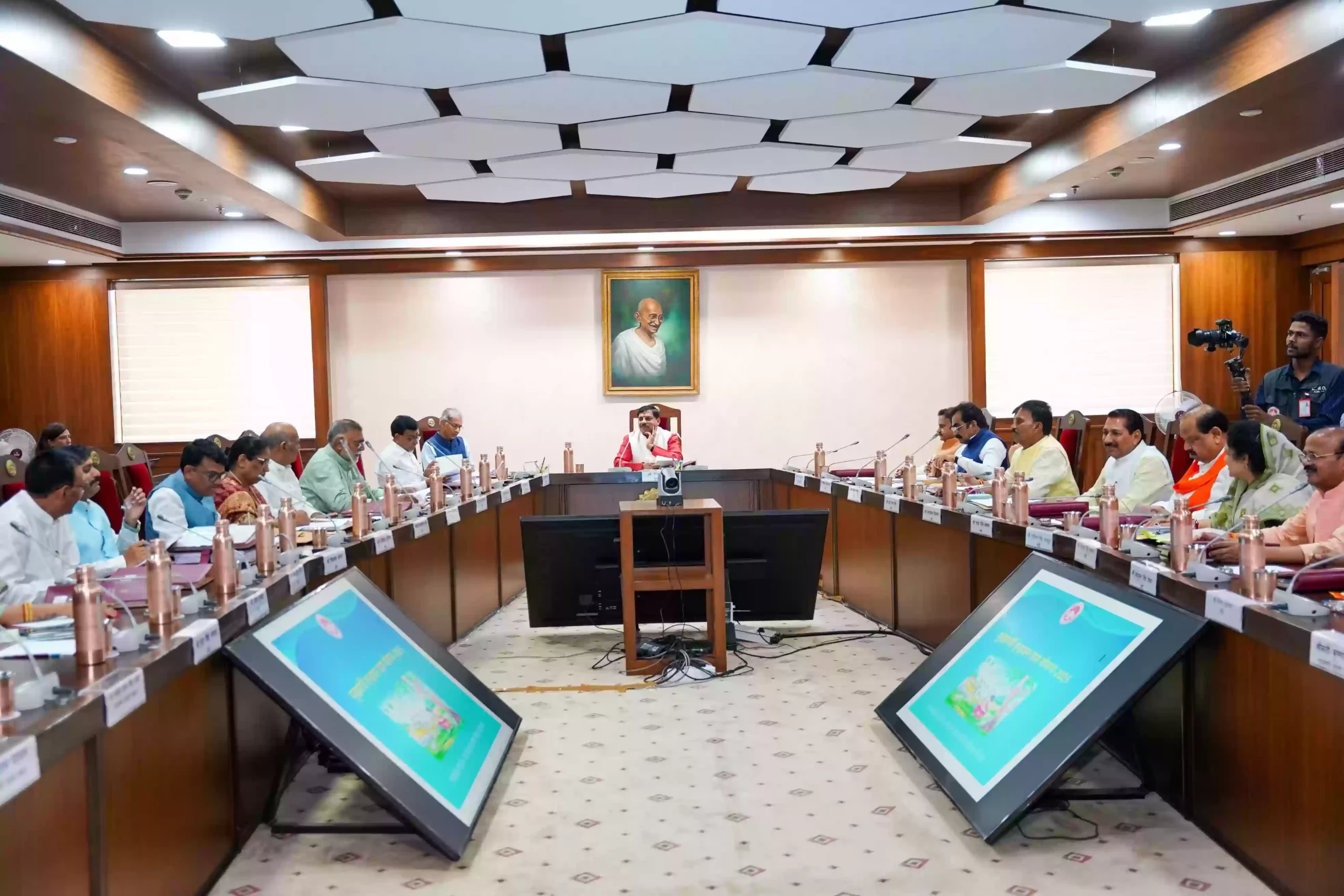 You are currently viewing मोहन कैबिनेट की अहम बैठक: मऊगंज और पांढुर्णा में BJP कार्यालयों के लिए सरकारी ज़मीन आवंटित, जबलपुर में 100 बिस्तर का अस्पताल और मुरैना में ऊर्जा परियोजना को भी मिली हरी झंडी!