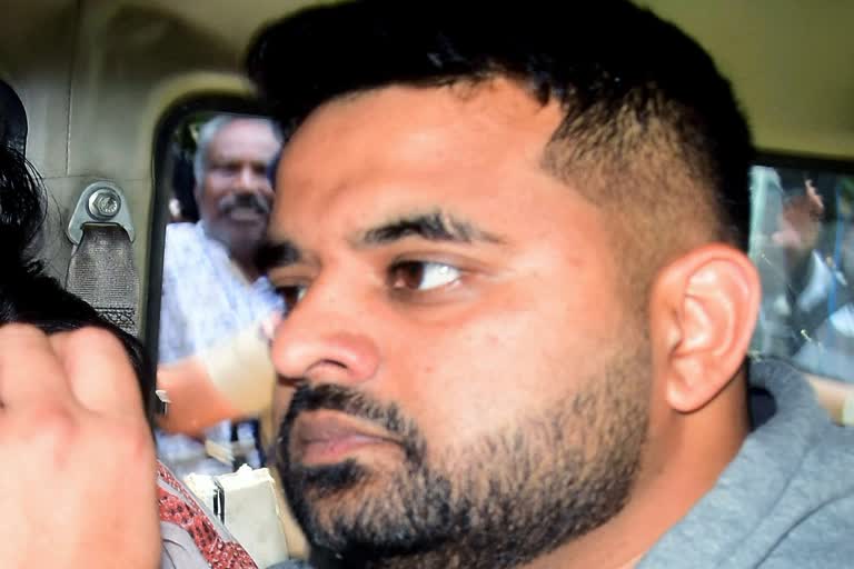 Read more about the article पूर्व प्रधानमंत्री देवेगौड़ा के पोते प्रज्वल रेवन्ना को उम्रकैद: कैदी नंबर 15528 बना ‘पावरफुल रेपिस्ट’, अदालत ने लगाया 11.50 लाख का जुर्माना!