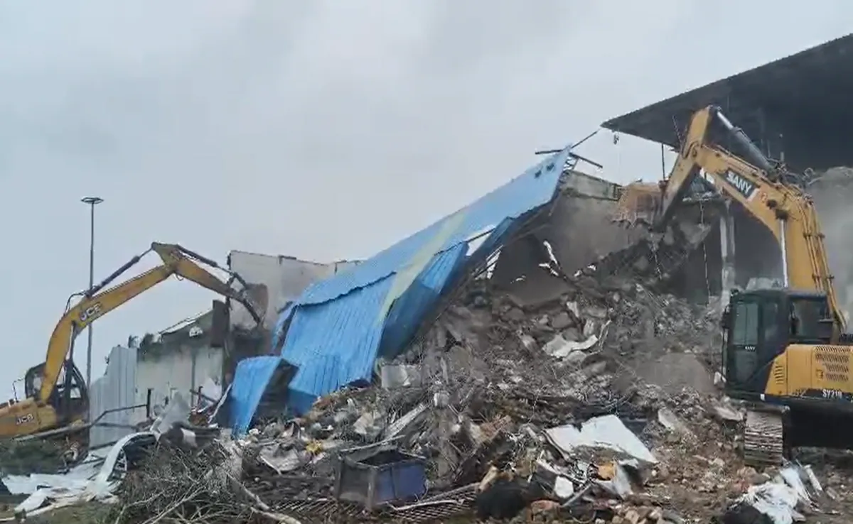 You are currently viewing भोपाल में मछली परिवार की 3 मंजिला कोठी पर चला बुलडोजर, अब तक 100 करोड़ से ज्यादा की संपत्ति पर हो चुकी है कार्रवाई; वकील का आरोप – बिना नोटिस हुई कार्रवाई!