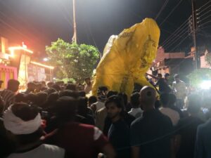 Read more about the article गणेशोत्सव से पहले बुरहानपुर में मातम: 12 फीट ऊंची गणेश प्रतिमा ले जाते समय गिरी, खंडवा के 26 वर्षीय युवक की मौत; सड़कों के गड्ढों ने ली जान, दो दिन पहले भी गिरी थी गणेश प्रतिमा!