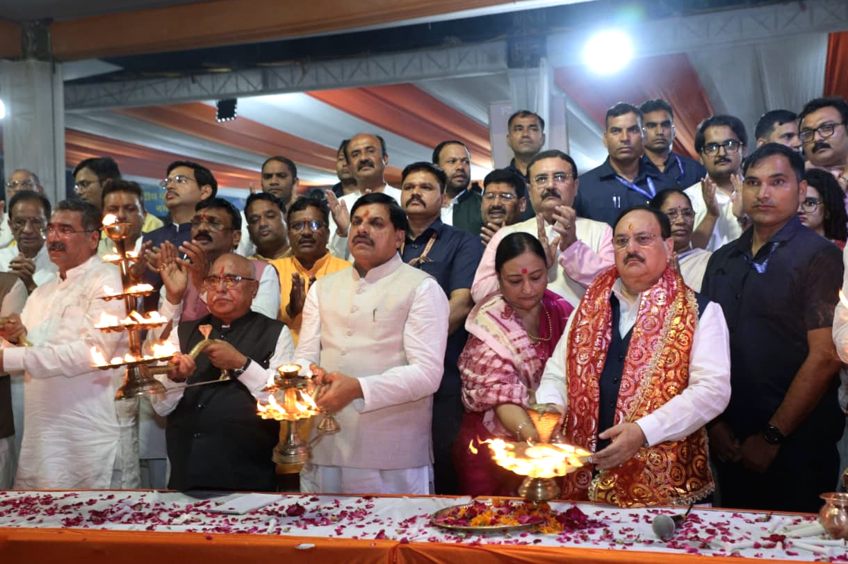 You are currently viewing हर-हर नर्मदे के जयकारों से गूंजा जबलपुर: केंद्रीय मंत्री जेपी नड्डा और मुख्यमंत्री यादव ने की माँ नर्मदा की पूजा, किया दुग्धाभिषेक व दीपदान; महाआरती में कई दिग्गज हुए शामिल!