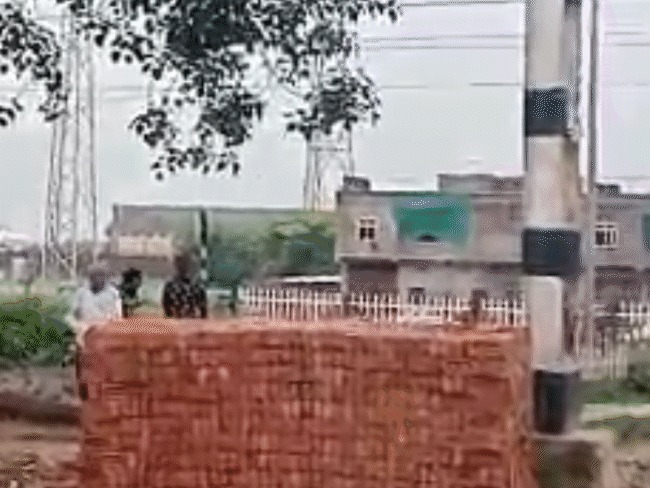 You are currently viewing मुरैना में वर्चस्व की जंग ने ली हिंसक मोड़, दो पक्षों में ताबड़तोड़ फायरिंग: रेलवे फाटक के पास चलीं 11 गोलियां, महिला को लगी दो, ग्वालियर रेफर; पुलिस ने दर्ज किया मामला, जांच शुरू!