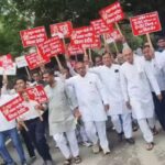 अंदर खड़गे-वेणुगोपाल ने सिखाई रणनीति, बाहर नाराज कार्यकर्ताओं ने दिया धरना: दिल्ली में इंदौर ग्रामीण जिला अध्यक्ष पर बवाल, कार्यकर्ता बोले – बाहरी जिले से आए नेता को जिम्मा देना अनुचित!