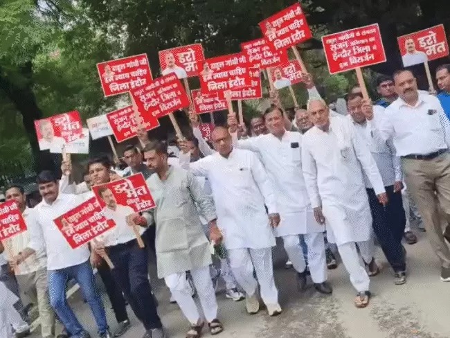 You are currently viewing अंदर खड़गे-वेणुगोपाल ने सिखाई रणनीति, बाहर नाराज कार्यकर्ताओं ने दिया धरना: दिल्ली में इंदौर ग्रामीण जिला अध्यक्ष पर बवाल, कार्यकर्ता बोले – बाहरी जिले से आए नेता को जिम्मा देना अनुचित!