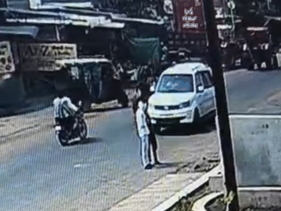 You are currently viewing सड़क पर दिनदहाड़े युवक-युवती का अपहरण, CCTV में कैद पूरी वारदात: होटल के सामने युवक-युवती को जबरन गाड़ी में ठूंसा गया, भीम आर्मी पदाधिकारी का नाम आया सामने; जांच में जुटी पुलिस!