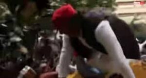 Read more about the article विपक्षी सांसदों का हल्ला बोल: चुनाव आयोग तक मार्च, राहुल-प्रियंका समेत कई सांसद हिरासत में