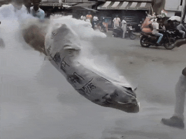 You are currently viewing रतलाम में स्वतंत्रता दिवस को लेकर सियासी टकराव, मंत्री विजय शाह के ध्वजारोहण पर कांग्रेस का जोरदार विरोध; कांग्रेस ने मंत्री विजय शाह का पुतला फूंका, कलेक्टर से झंडा फहराने की मांग की!