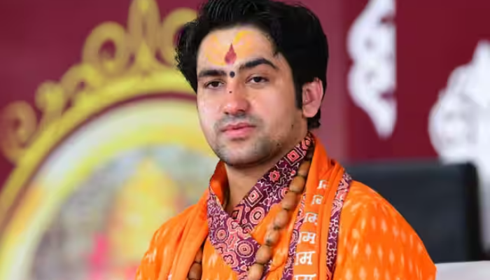 You are currently viewing बागेश्वर बालाजी सनातन मठ में पं. धीरेंद्र शास्त्री की अपील: “सभी संत-महंतों को सनातन धर्म की रक्षा के लिए एकजुट होना चाहिए”