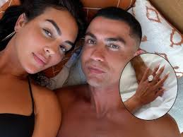 Read more about the article क्रिस्टियानो रोनाल्डो ने जॉर्जिना रॉड्रिगेज से की सगाई, इंस्टाग्राम पोस्ट से किया ऐलान; रोनाल्डो के फैंस में खुशी की लहर!