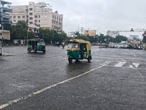 Read more about the article मध्यप्रदेश में मानसून का मिश्रित असर: आधे से ज्यादा जिलों में बारिश का कोटा पूरा, इंदौर-उज्जैन में सूखे जैसे हालात; 11 इंच पर अटकी इंदौर की बरसात!