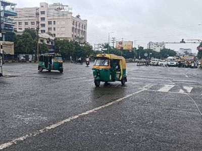 You are currently viewing मध्यप्रदेश में मानसून का मिश्रित असर: आधे से ज्यादा जिलों में बारिश का कोटा पूरा, इंदौर-उज्जैन में सूखे जैसे हालात; 11 इंच पर अटकी इंदौर की बरसात!