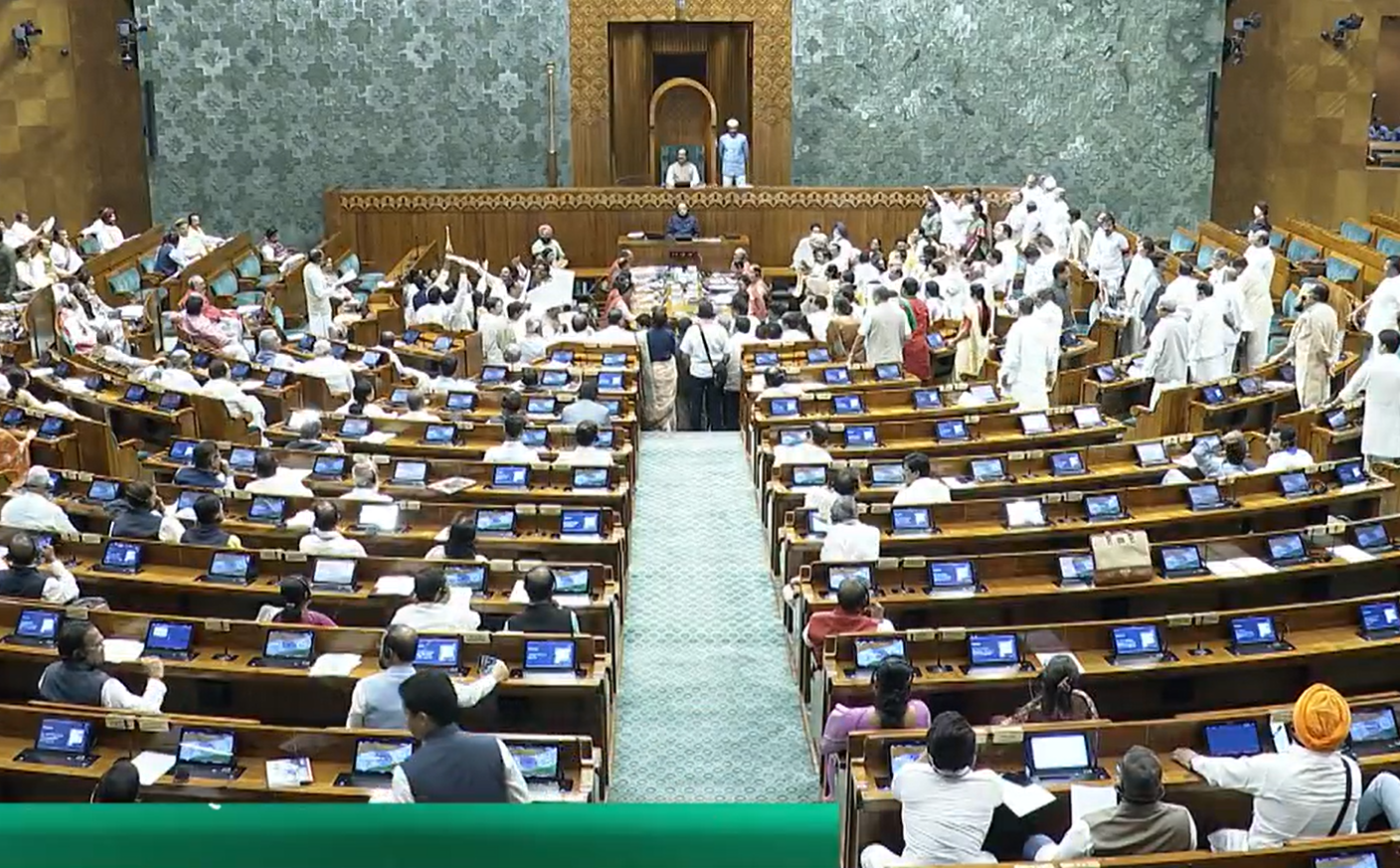 You are currently viewing संसद का मॉनसून सत्र फिर हंगामे की भेंट, वोटर वेरिफिकेशन पर विपक्ष का हमला जारी: हंगामे के बीच भी सरकार ने संसद में पास किए अहम बिल, सदनों की कार्यवाही कल तक स्थगित!