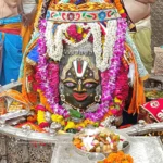 महाकाल को वैष्णव तिलक, मोर पंख और भांग से कृष्णा स्वरूप शृंगारित किया गया