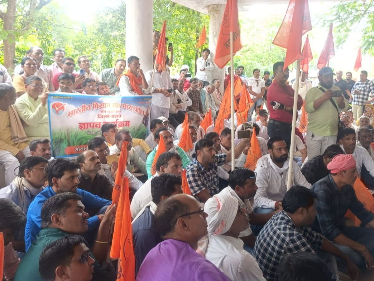 You are currently viewing लैंड पूलिंग एक्ट के खिलाफ मध्यप्रदेश में किसानों का जोरदार प्रदर्शन: किसानों की मांग – लैंड पूलिंग एक्ट वापस हो, गेहूं-धान की खरीदी तय दरों पर की जाए; भोपाल में CM मोहन यादव बोले – “संवाद ही समाधान का रास्ता है”