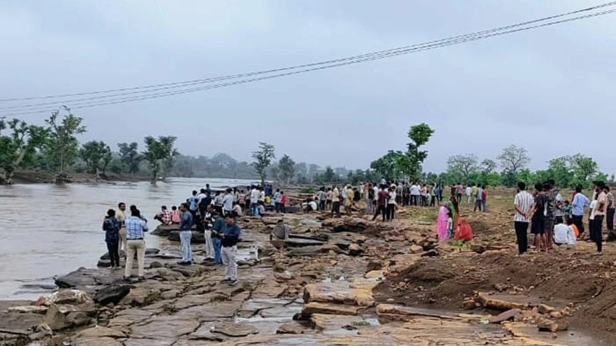 Read more about the article बारिश थमी, उफनी नदियों से निकाले शव