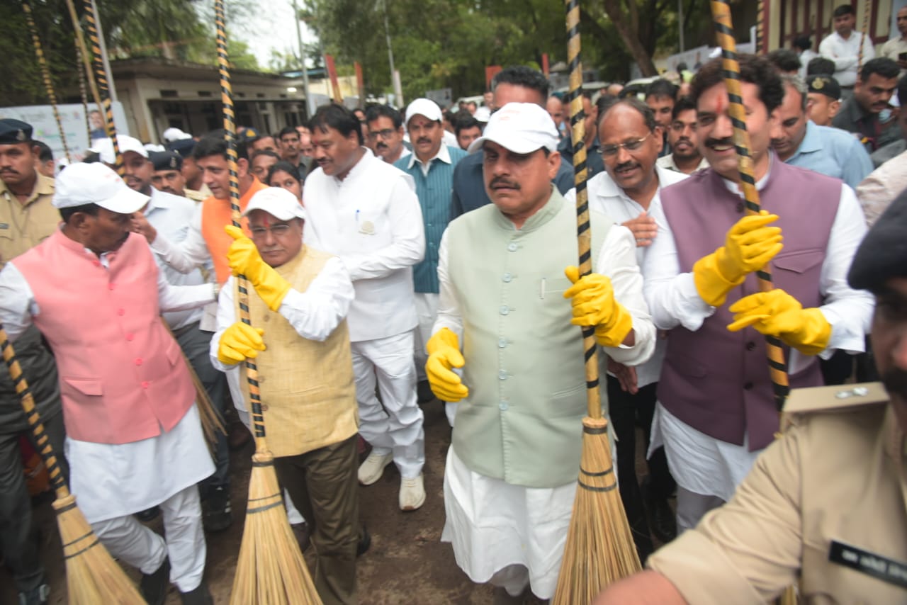 You are currently viewing सीएम मोहन यादव ने एम.वाय. अस्पताल में उठाई झाड़ू: ई-वेस्ट कलेक्शन वाहनों को भी दिखाई हरी झंडी, नागरिकों को दिलाई स्वच्छता की शपथ!