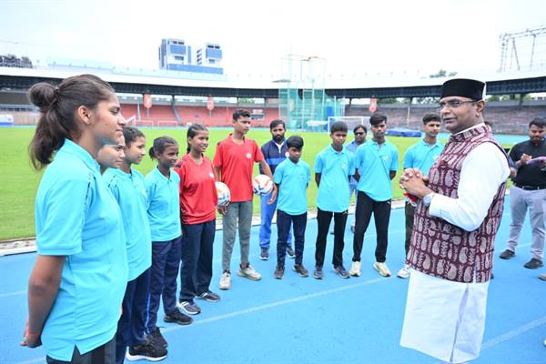 You are currently viewing ‘मिनी ब्राजील’ विचारपुर के फुटबॉल खिलाड़ी पहुंचेंगे जर्मनी, मिलेगा विश्वस्तरीय प्रशिक्षण; टीटी नगर स्टेडियम में खेल मंत्री विश्वास सारंग ने की खिलाड़ियों से मुलाकात!