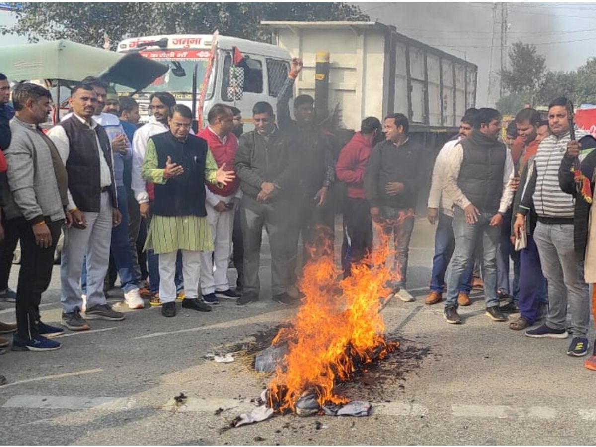 You are currently viewing ‘वोट चोर गद्दी छोड़’ बनाम ‘मोदी विरोधी नारे’… ग्वालियर में भाजपा-कांग्रेस आमने-सामने, माहौल गरमाया; मोदी पर अपशब्दों के विरोध में राहुल गांधी का किया पुतला दहन!