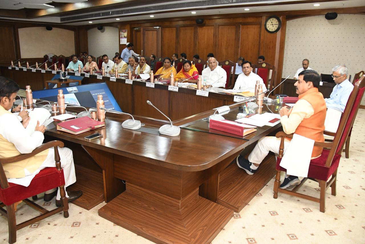 You are currently viewing मध्यप्रदेश मंत्रि-परिषद ने लिया ऐतिहासिक निर्णय: अल्पावधि फसल ऋण पर 0% ब्याज, 810 नए स्वास्थ्य पद और SDG पुरस्कार योजना की मंजूरी दी!
