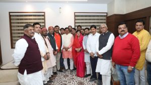 Read more about the article CM मोहन यादव से कांग्रेस-बीजेपी विधायकों ने की मुलाकात, IAS संतोष वर्मा को सस्पेंड करने की मांग की