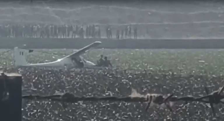 प्रयागराज में एयरफोर्स का ट्रेनिंग एयरक्राफ्ट तालाब में गिरा, दोनों पायलट सुरक्षित; माघ मेला से सिर्फ 3 KM दूर हुआ हादसा!