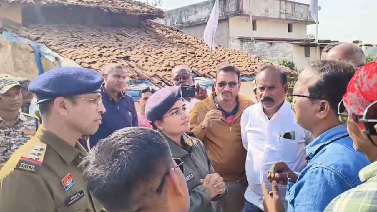 Read more about the article Rajnandgaon: धर्मांतरण को लेकर मचा बवाल, ग्रामीणों को दिया जा रहा लालच, हिंदू संगठन ने विदेशी फंडिंग मिलने का लगाया आरोप