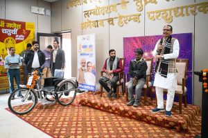 Read more about the article ठेले से शुरू हुई मुलाकात, ट्राईसाइकिल तक पहुंची बात: शिवराज ने निभाया वादा, दिव्यांग पन्नालाल को दिया आत्मनिर्भरता का सहारा