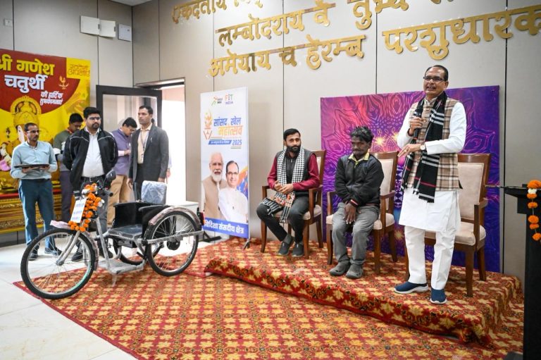 ठेले से शुरू हुई मुलाकात, ट्राईसाइकिल तक पहुंची बात: शिवराज ने निभाया वादा, दिव्यांग पन्नालाल को दिया आत्मनिर्भरता का सहारा