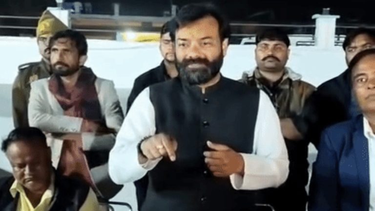 ‘जो अधिकारी काम नहीं करता, उसे चूड़ियां और पेटीकोट…’, मंत्री को रोकने वाले विधायक बृजभूषण बोले- CM को भी रोक लूंगा