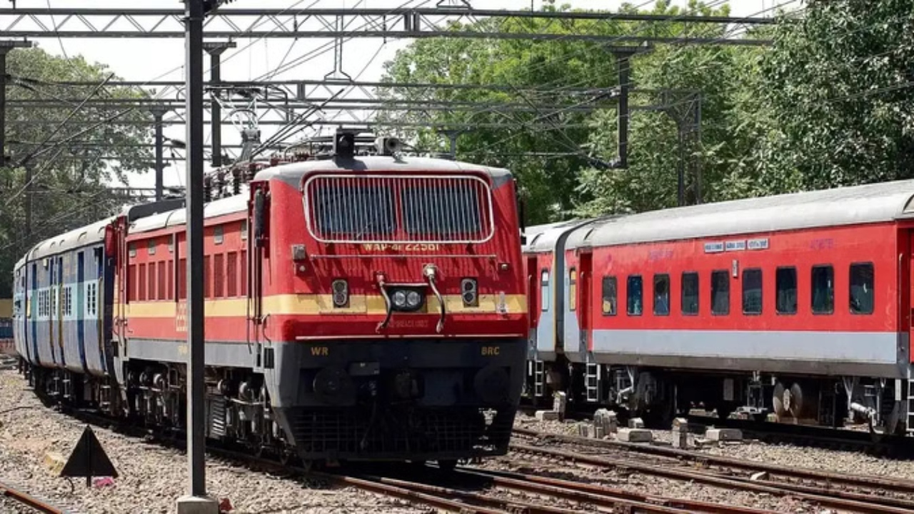 Indian Railways: होली पर अब घर जाना हुआ आसान, भोपाल से इन जिलों के लिए चलेंगी 4 जोड़ी स्पेशल ट्रेनें