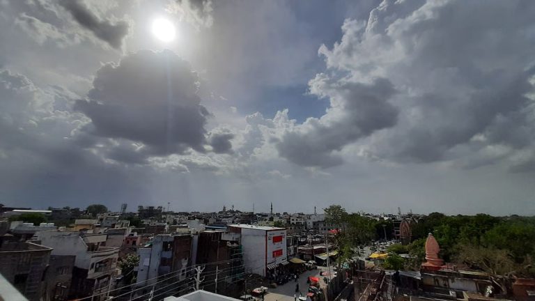 MP Weather Update: एमपी में बादल छाने से बढ़ी गर्मी, 2 डिग्री तक बढ़ा टेम्प्रेचर, जानिए आपके शहर का हाल