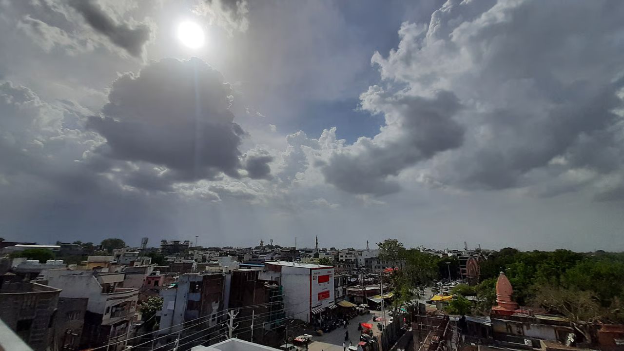 MP Weather Update: एमपी में बादल छाने से बढ़ी गर्मी, 2 डिग्री तक बढ़ा टेम्प्रेचर, जानिए आपके शहर का हाल