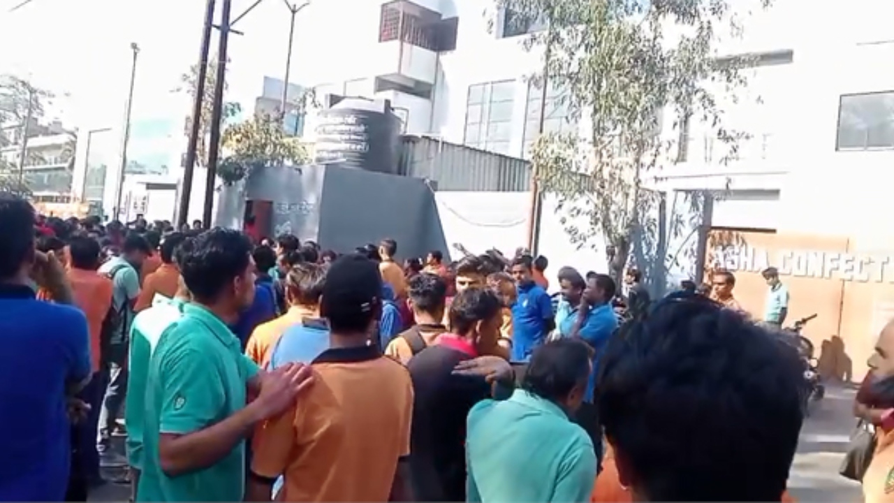 Indore News: फैक्ट्री आशा कंफेक्शनरी ने कर्मचारियों ने की हड़ताल, शोषण का आरोप लगाते हुए रखी ये मांगें