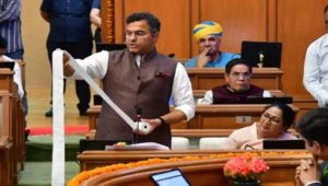 Read more about the article दिल्ली के डिप्टी सीएम प्रवेश वर्मा ने विधानसभा में ‘शीश महल’ के खर्चों की दिखाई लंबी लिस्ट, केजरीवाल को बताया ‘रहमान डकैत’