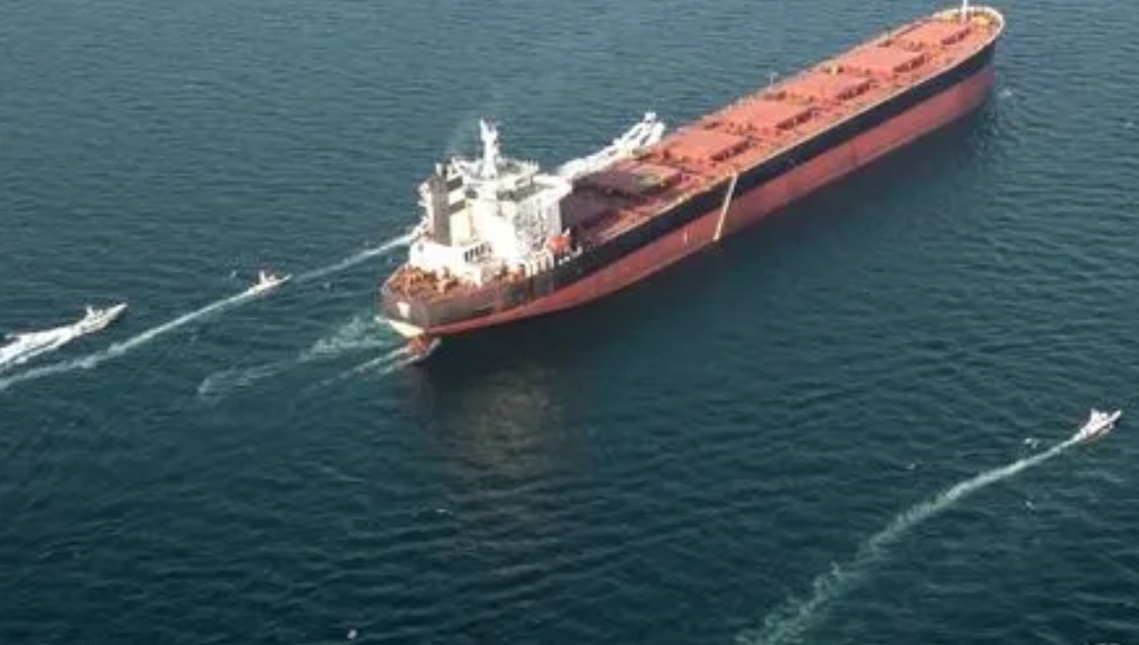 You are currently viewing स्ट्रेट ऑफ होर्मुज से गुजरने पर ईरान की वसूली, एक जहाज के बदले ले रहा 20 लाख डॉलर! जंग से हुए नुकसान की करेगा भरपाई