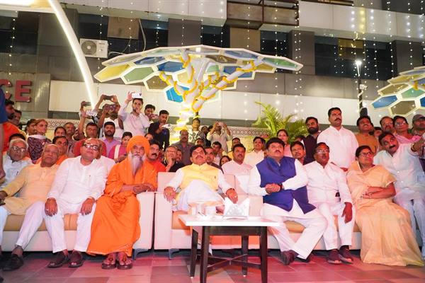 You are currently viewing शाम होते ही गुलजार हुआ उज्जैन का ‘नैवेद्य लोक’: तय समय में उमड़ रही भीड़, मालवी से फास्ट फूड तक हर स्वाद उपलब्ध; 3 दिन के खास आयोजन में मिल रहा नया फूड एक्सपीरियंस