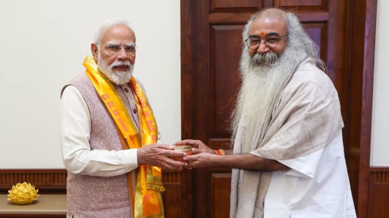 You are currently viewing ‘मोदी की आलोचना करना आसान है, लेकिन वैसा बनना बड़ा मुश्किल’, आचार्य प्रमोद बोले- PM ने फोन करके आज मेरा हाल जाना