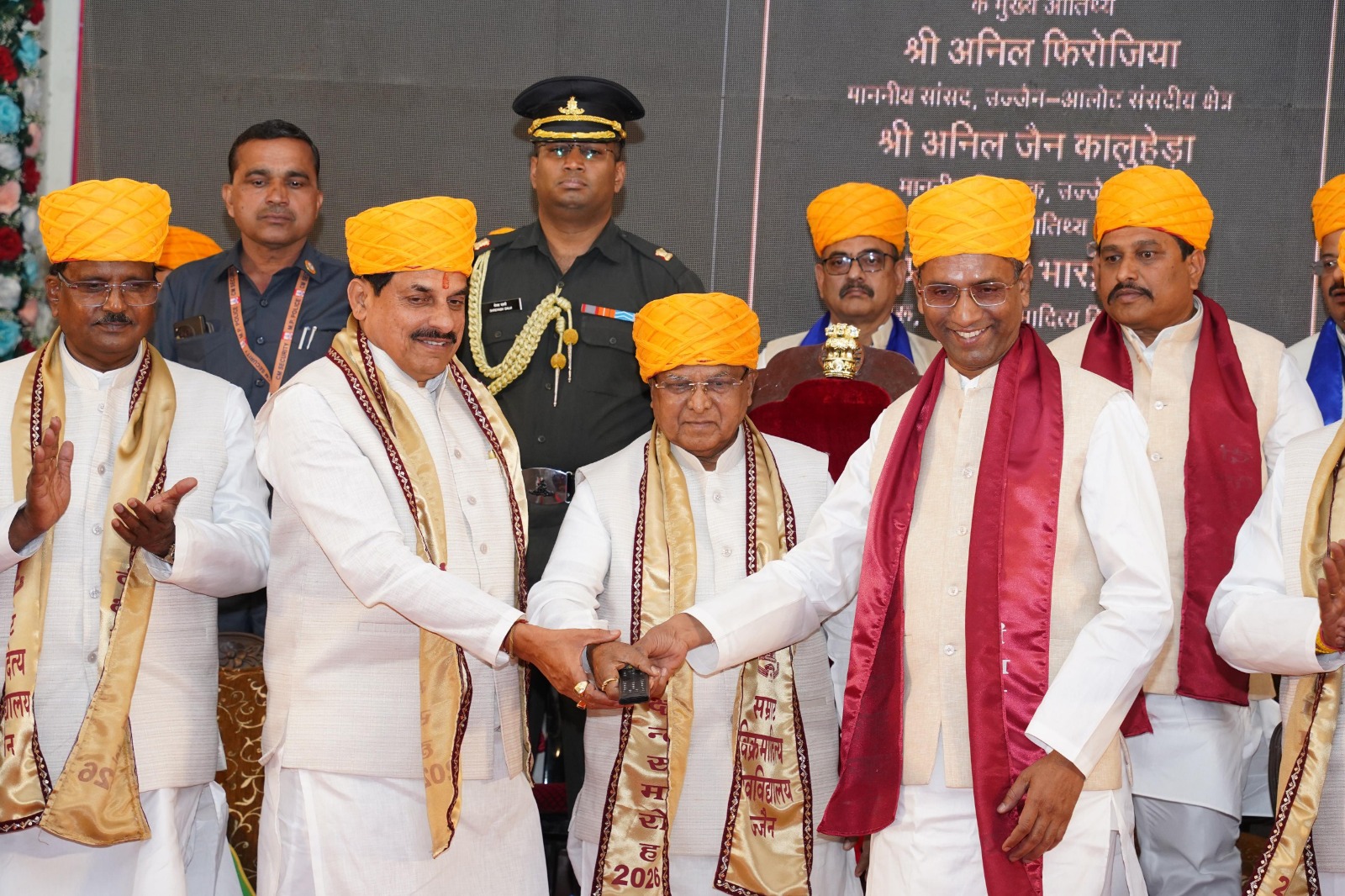 You are currently viewing उज्जैन में विक्रम विश्वविद्यालय का दीक्षांत समारोह: राज्यपाल-सीएम ने दी छात्रों को नई शुरुआत की सीख, विकास कार्यों की भी सौगात