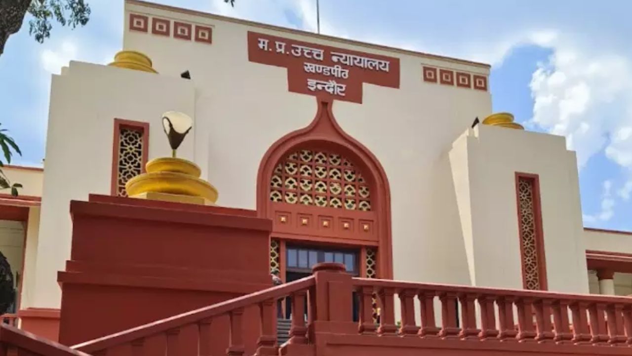 You are currently viewing MP High Court: साइबर फ्रॉड मामलों पर एमपी हाई कोर्ट का बड़ा फैसला, पूरे खाते को फ्रीज नहीं कर सकते बैंक