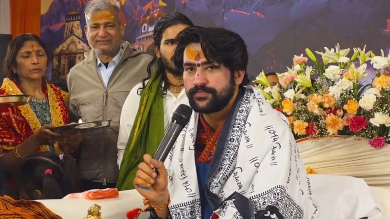 कर्नाटक में पिछले एक साल से चल रहा राजनीतिक ड्रामा अब खत्म होने की कगार पर है. दिल्‍ली में हुई हाईकमान के साथ बैठक में नए राजनीतिक समीकरण तय किए गए हैं. इसके साथ ही कर्नाटक के मुख्यमंत्री सिद्धारमैया आज यानी कि 28 मई को अपने पद से इस्तीफा दे सकते हैं. उन्‍होंने इस बात का ऐलान अपनी कैबिनेट बैठक में किया है.  कांग्रेस विधायक अशोक पत्तन के मानें तो डीके शिवकुमार को अब कर्नाटक का मुख्यमंत्री बनाया जा सकता है. इसके साथ सरकार के मंत्रिमंडल में भी फेरबदल होने के पूरे आसार हैं.  कर्नाटक कांग्रेस इंचार्ज रणदीप सुरजेवाला भी बेंगलुरु में ही मौजूद हैं. कांग्रेस हाईकमान ने यह फैसला कांग्रेस में बगावत रोकने के लिया है.  डीके शिवकुमार ने भले ही खुलकर कभी बगावत का ऐलान न किया और हमेशा पार्टी के साथ रहने की बात कही हो. लेकिन समय-समय पर उनके विधायक ये मांग करते रहे हैं कि सरकार गठन के समय तय हुई बात के अनुसार डीके शिवकुमार को सीएम बनाया जाना चाहिए. कई बार ऐसे मौके आए जब लगा कि अब डीके कांग्रेस से बगावत कर सकते हैं.  क्‍यों कर्नाटक में बदला जा रहा सीएम साल 2023 में हुए विधानसभा चुनावों में कांग्रेस को जीत मिली थी. उस समय भी सिद्धारमैया और डीके के बीच सीएम पद को लेकर नोकझोंक हुई थी. इसको देखते हुए तब राहुल गांधी ने रोटेशनल सीएम फॉर्मूला तय किया था. उसके अनुसार 2.5 सिद्धारमैया सीएम पद पर रहेंगे और उसके बाद डीके शिवकुमार सीएम पद पर रहेंगे. हालांकि 3 साल सरकार गठन के बाद यह रोटेशन फॉर्मूला लागू नहीं हो पाया. यही वजह है कि लगभग हर महीने कांग्रेस विधायक दिल्ली में इसको लागू कराए जाने को लेकर डेरा डाले रहते थे.  इसके अलावा पार्टी हाईकमान का मानना है कि समय रहते नेतृत्व बदलने से मंत्रियों के खिलाफ पैदा हो रही ‘एंटी-इंकम्बेंसी’ को खत्म किया जा सकता है. मतलब यह कि कांग्रेस अन्‍य राज्‍यों की तरह अब बगावत होने नहीं देना चाहती है. यही वजह है कि इस रोटेशनल सीएम फॉर्मूले को लागू किया जा रहा है.  कई बार दिए बगावत के संकेत कर्नाटक में पिछले एक साल से सीएम पद को लेकर खींचतान जारी है. यह खींचतान 30 जून 2025 को शुरू हुई थी. जब शिवकुमार के गुट वाले विधायकों ने मांग की थी कि अब डीके को सीएम बनाना चाहिए. हालांकि उस समय बातचीत के जरिए मामला शांत करा दिया गया था.  लेकिन यह मामला शांत नहीं हुआ जुलाई आते आते फ‍िर सीएम पद को लेकर चर्चाएं तेज हो गई. इसके बाद सिद्धारमैया और डीके दिल्‍ली पहुंचे. हाईकमान से मुलाकात के बाद बयान जारी कि‍या गया कि सब कुछ ठीक है.  हाईकमान की कोशिश रही कि जैसा चल रहा है वैसा ही चलता रहे. लेकिन ऐसा नहीं हो पाया. नवंबर में ढाई साल पूरे होने के बाद विधायकों ने दिल्ली कूच करना शुरू कर द‍िया और इस मांग को तेज कर दिया कि रोटेशन फार्मूला लागू किया जाए.  हालांकि इन सब के दौरान शिवकुमार सब कुछ ठीक होने और समय का इंतजार करने की बात कहते नजर आए. 26 मई को दिल्ली में हुई हाईकमान की बैठक में तय किया गया कि सिद्धारमैया अपने पद से इस्तीफा देंगे. बैठक के बाद पीसी में ही श‍िवकुमार की मुस्कान ने बता द‍िया था कि अब उनका इंतजार खत्म होने वाला है. ठीक वैसा ही एक दिन बाद ही सिद्धारमैया ने इस्तीफे का ऐलान कर दिया.