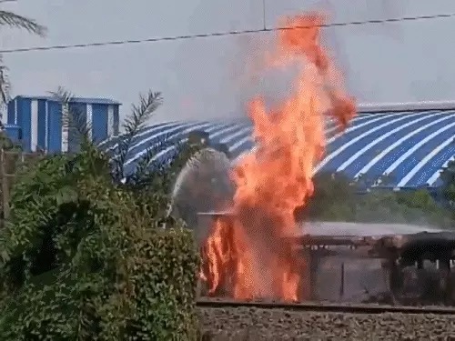 हल्दिया में नेफ्था पाइपलाइन फटने से भीषण आग: 15 लोग झुलसे, 2 की हालत नाजुक; रेल सेवा भी प्रभावित