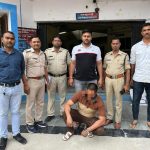उज्जैन महिदपुर पुलिस की बड़ी सफलता: 4 माह से फरार निगरानी बदमाश गिरफ्तार, 10 लीटर कच्ची महुआ शराब जब्त