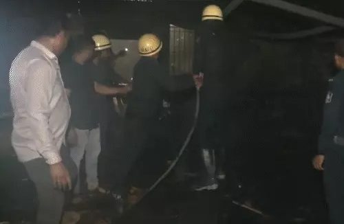राजकोट में सोफा फैक्ट्री में भीषण आग, बाथरूम में फंसे कर्मचारी की मौत; दमकल ने पाया काबू