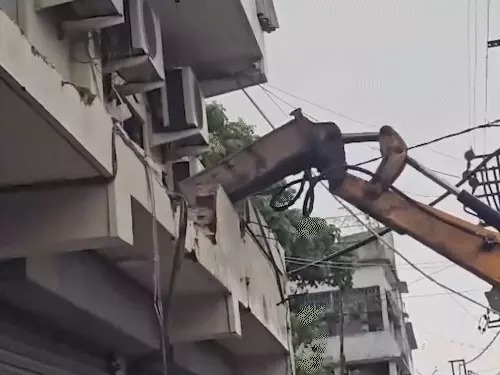 साउथ 24 परगना में अभिषेक बनर्जी के पार्टी कार्यालय पर प्रशासन की कार्रवाई, कथित अवैध निर्माण का हिस्सा ध्वस्त